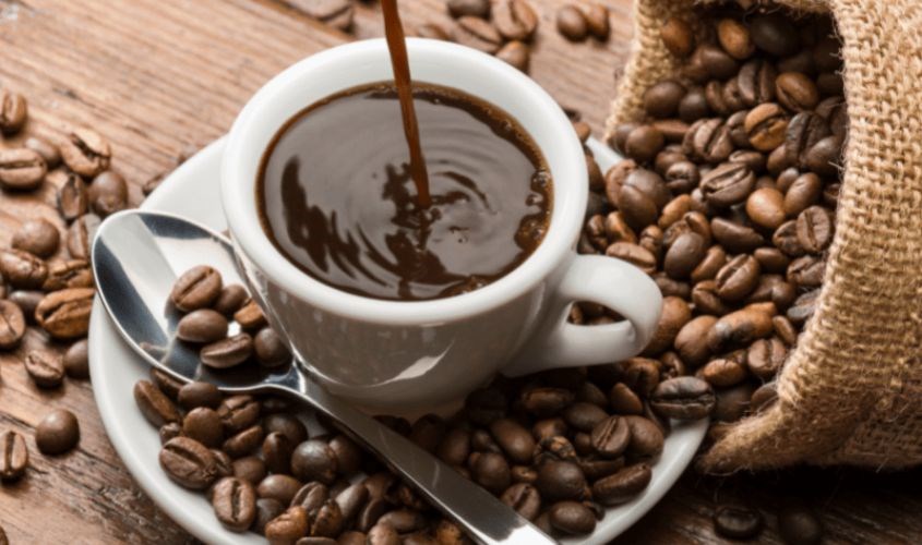 Giảm tiêu thụ caffeine xuống dưới 200 mg/ngày để giảm nguy cơ sẩy thai. Ảnh từ Canva