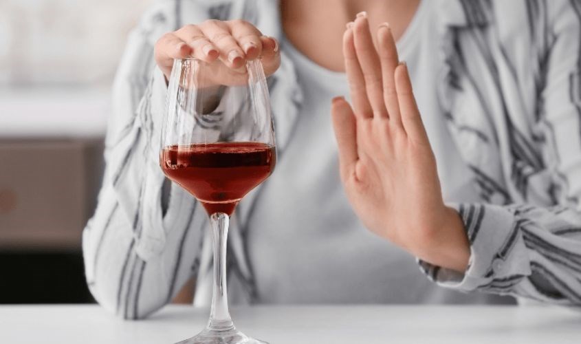 Uống rượu làm giảm khả năng sinh sản và còn ảnh hưởng xấu đến thai kì. Ảnh từ Canva