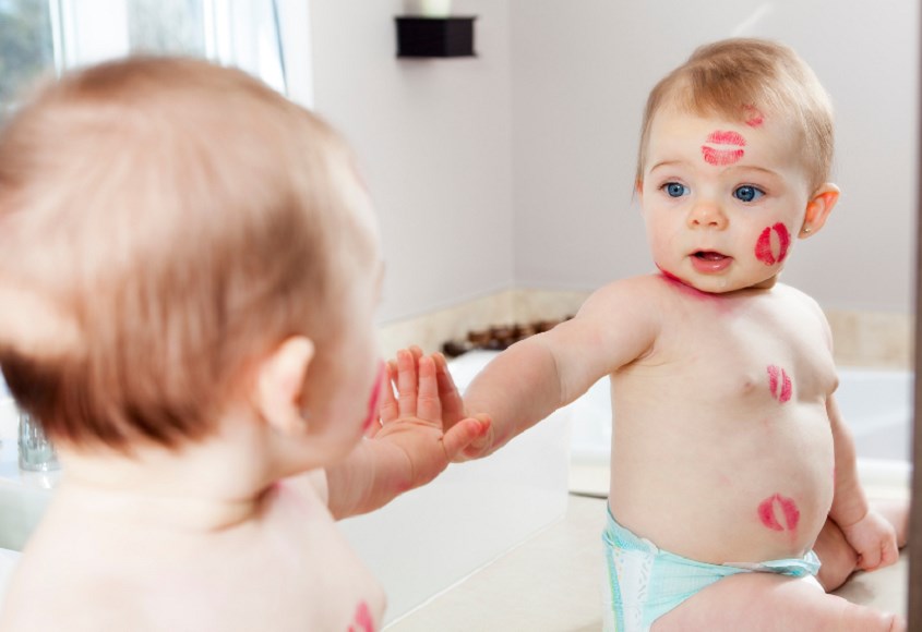 Nhận biết hình ảnh em bé trong gương chính là mình là một dấu mốc quan trọng trong nhận thức của trẻ. Ảnh từ Canva