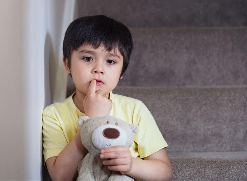 Cắn móng tay có thể là một dấu hiệu thể hiện trẻ bị căng thẳng. Ảnh từ Shutterstock