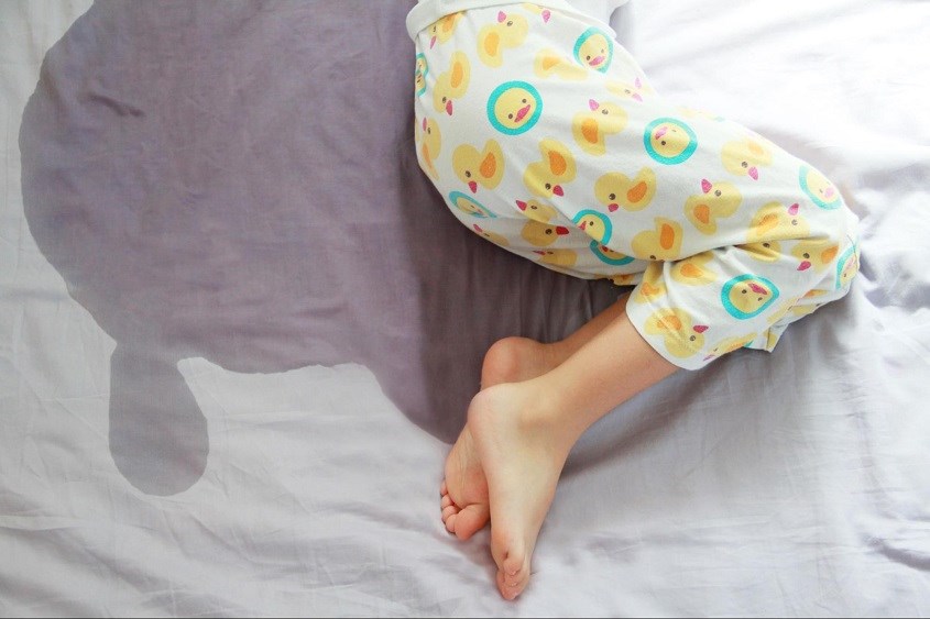 Đái dầm dù đã kiểm soát được khả năng đi vệ sinh có thể là một biểu hiện căng thẳng ở trẻ. Ảnh từ Shutterstock