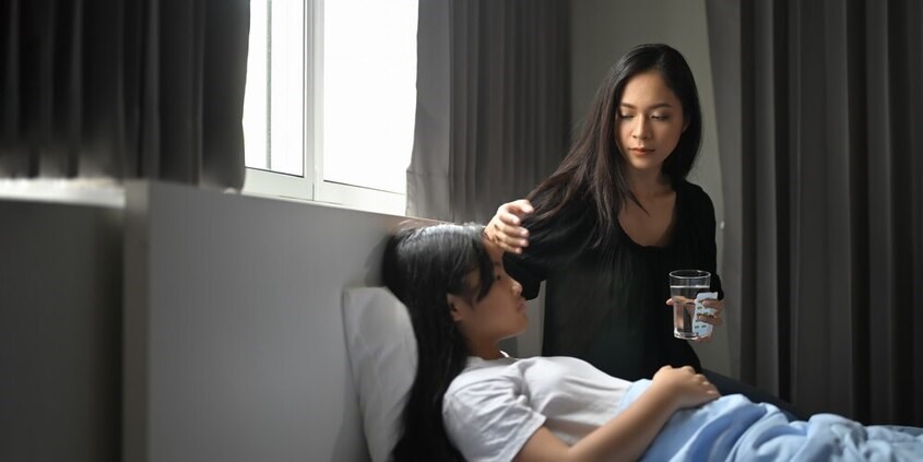 Ba mẹ cho trẻ uống từng ngụm nước mát nếu có dấu hiệu cảm nóng. Ảnh: freepik