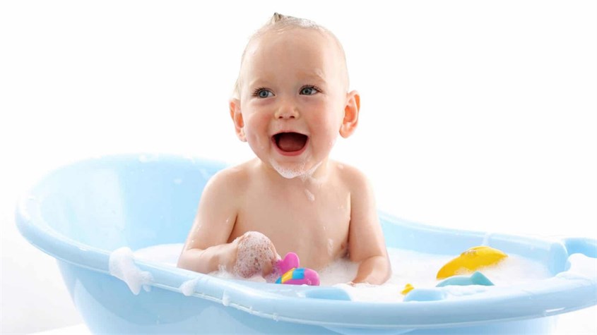 Cùng con tận hưởng thời gian thư giãn trong bồn tắm. Nguồn ảnh: Chic Momz