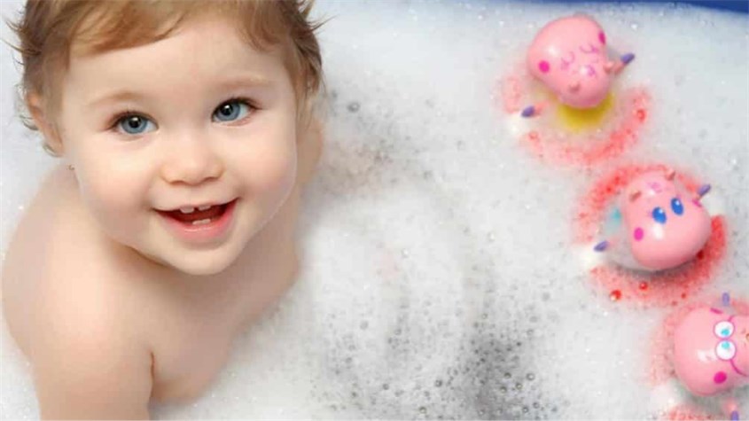 Cùng AVAKids tìm hiểu các tips giúp giờ tắm của con trở nên thú vị hơn. Nguồn ảnh: ParentsNeed