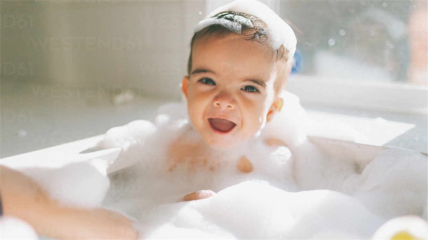 Kích thích sự sáng tạo với mọi thứ quanh phòng tắm. Nguồn ảnh: Westend 61