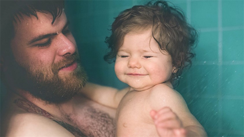 Cùng con tạo ra những món đồ chơi nhà tắm độc quyền của hai người. Nguồn ảnh: Heathline