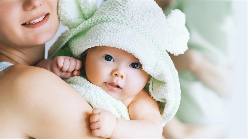 Tận dụng khoảng thời gian tắm để giới thiệu các vật liệu mới nhằm kích thích giác quan của con. Nguồn ảnh: Freepik