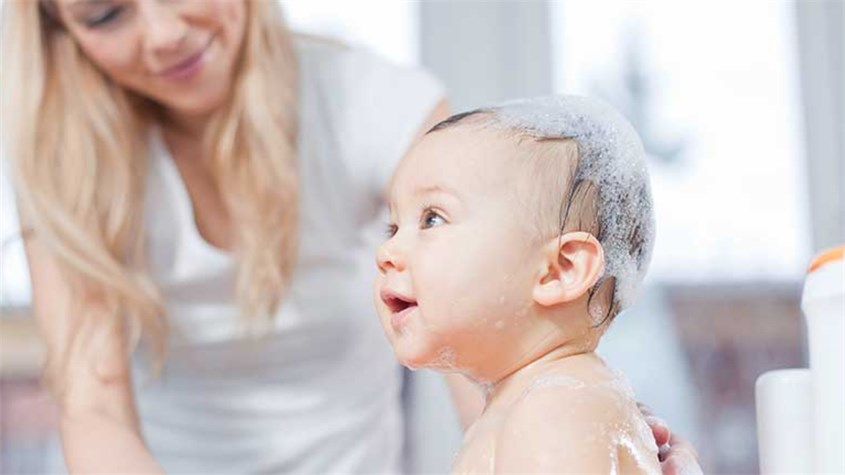 Cùng con chơi những món đồ chơi tự chế trong thời gian tắm táp sẽ khiến con thích thú hơn. Nguồn ảnh: Suavinex