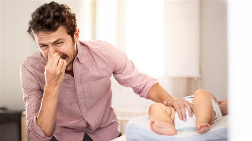 Phân của bé có thể trở nên nặng mùi hơn khi bé bắt đầu ăn dặm. Nguồn ảnh: Mom365