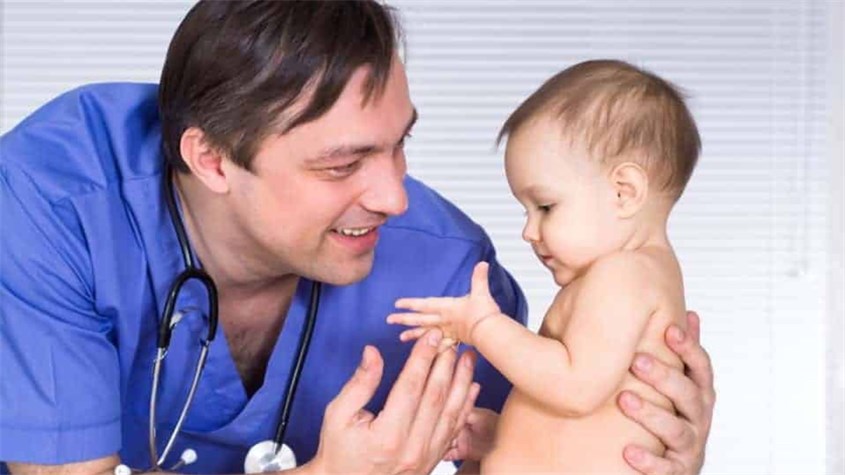 Hãy đến gặp bác sĩ ngay nếu bạn nhận thấy những bất thường trong phân của trẻ. Nguồn ảnh: Belly Belly