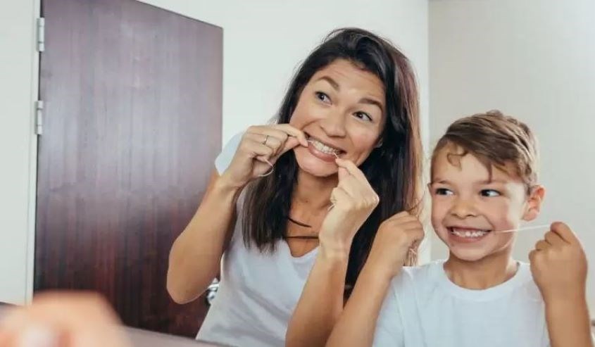 Nên dùng chỉ nha khoa làm sạch kẽ răng sau khi đánh 