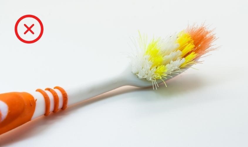 Không nên sử dùng bàn chải có đầu lông đã bị mòn