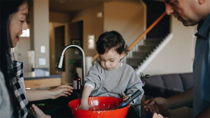 Việc chịu trách nhiệm về những công việc nhỏ trong nhà sẽ mang lại cho trẻ cảm giác đạt được thành tựu. Nguồn ảnh: PNG production by Pexels