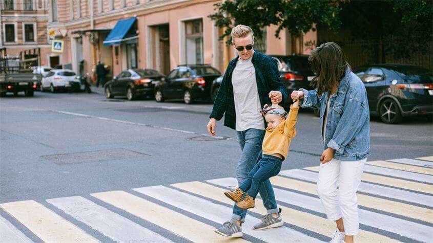 Tình yêu thương của cha mẹ đặt nền tảng cho những mối quan hệ lành mạnh hình thành trong suốt cuộc đời con trẻ. Nguồn ảnh: Katie E by Pexels