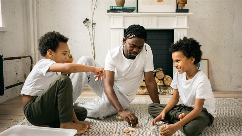 Khoảnh khắc chơi đùa cùng con thật sự rất quý giá. Nguồn ảnh: Monstera by Pexels