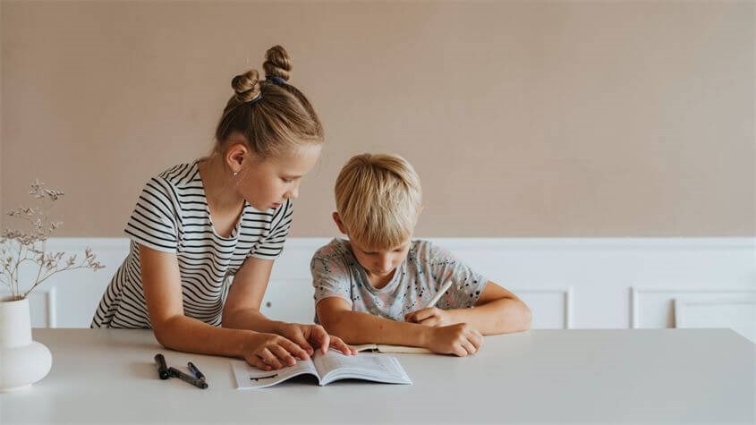 Đến độ tuổi trung học cơ sở, một số trẻ bắt đầu muốn dành thời gian ở nhà một mình, tự đi học hay giúp đỡ các em trong nhà. Nguồn ảnh: Olia by Pexels