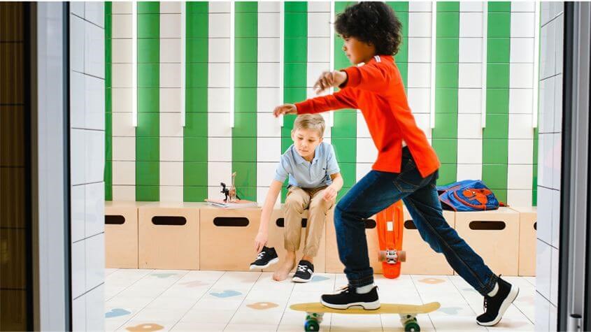 Cha mẹ nên để trẻ học cách tự đi trên chính đôi chân của mình. Nguồn ảnh: Anastasia by Pexels