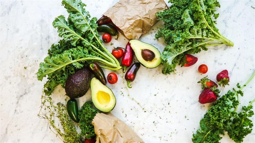  Bổ sung thêm vitamin tổng hợp hoặc các loại thực phẩm chức năng khác để cung lượng axit folic cần thiết. Nguồn ảnh: Canva