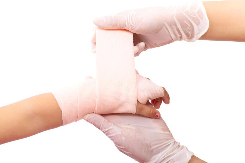 Ba mẹ nên nhanh chóng sơ cứu, xử lý vết thương cho trẻ. Ảnh: freepik