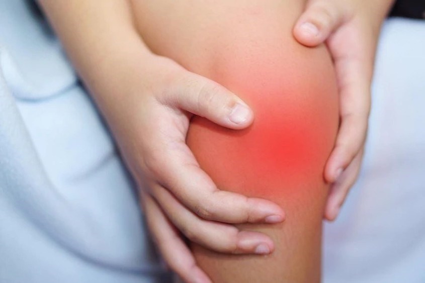 Bầm, sưng, nóng, đau đớn và khó cử động là dấu hiệu của căng cơ, bong gân. Ảnh: freepik