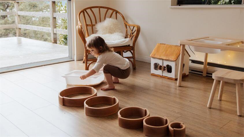 Cha mẹ hoàn toàn có thể tự sáng tạo để tạo ra những chướng ngại vật phù hợp cho trẻ. Nguồn ảnh: Pexels