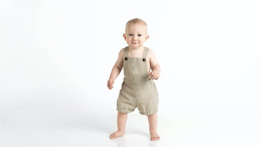 Giữ thăng bằng sẽ giúp trẻ tăng cường sự khéo léo. Nguồn ảnh: Pexels