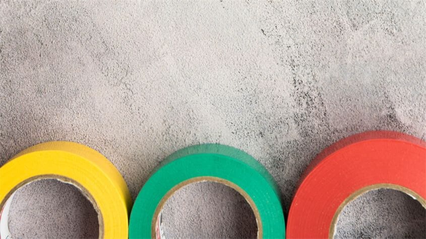 Với băng keo sắc màu bạn có thể tạo ra những trò chơi thú vị dành cho bé. Nguồn ảnh: Unsplash