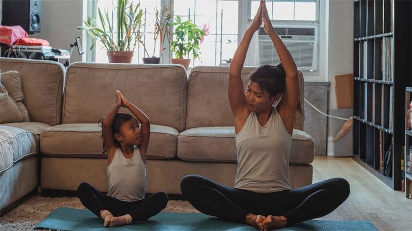 Sẽ rất tuyệt nếu bạn có thể khuyến khích trẻ cùng tham gia các hoạt động thể chất. Nguồn ảnh: Pexels