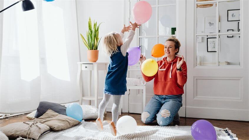 Trẻ em ở giai đoạn mới biết đi đều rất thích tung hứng bóng. Nguồn ảnh: Pexels