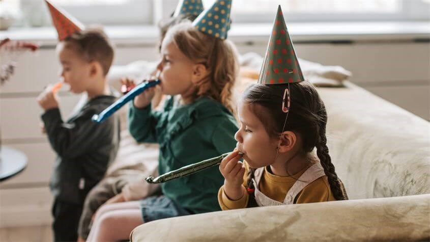 Trò chơi diễu hành giúp trẻ thể hiện bản thân, có cảm giác ấm áp vui vẻ và nhận được sự tán dương từ cha mẹ. Nguồn ảnh: Pexels 