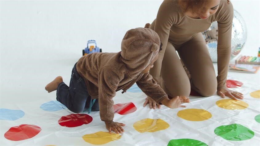 Ở giai đoạn chập chững biết đi trẻ vô cùng hiếu động. Nguồn ảnh: Pexels