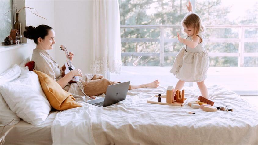 Trẻ ở giai đoạn đang chập chững thường có khuynh hướng yêu thích âm nhạc và nhún nhảy một cách tự nhiên. Nguồn ảnh: Pexels