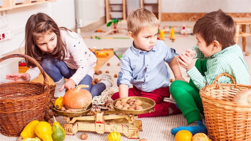 Trí tuệ thẩm thấu là giai đoạn trẻ có khả năng tiếp thu tốt nhất. Nguồn ảnh: Canva pro