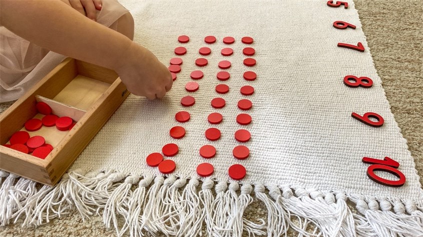 Montessori thúc đẩy trẻ khám phá tiềm năng vô hạn của bản thân. Nguồn ảnh: Canva pro.