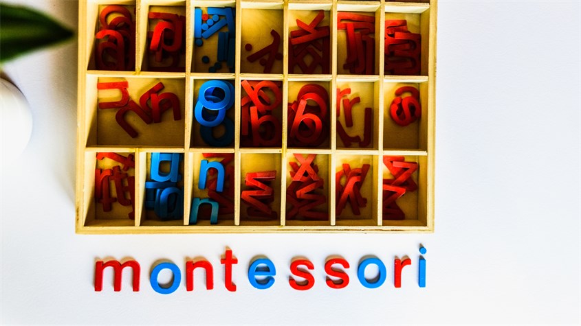 Phương pháp giáo dục Montessori được đặt theo tên người sáng lập - Maria Montessori. Nguồn ảnh: Canva pro