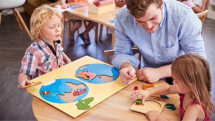 Với phương pháp Montessori trẻ được phát triển toàn diện cả về thể chất lẫn trí tuệ. Nguồn ảnh: Canva pro