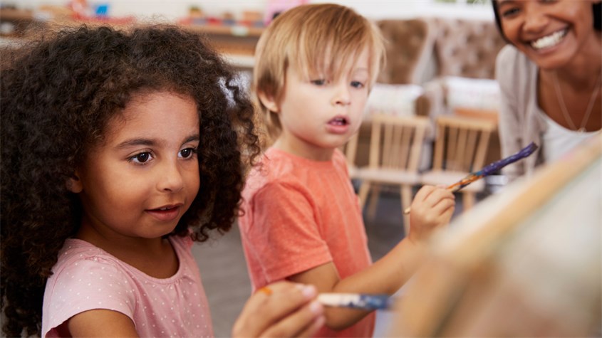 Phương pháp Montessori đề cao giáo dục toàn diện cho trẻ nhỏ. Nguồn ảnh: Canva pro