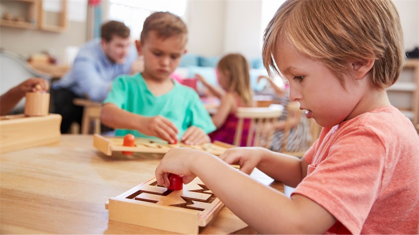 Giáo dục tự động góp phần giúp trẻ tự do khám phá, học tập. Nguồn ảnh: Canva pro