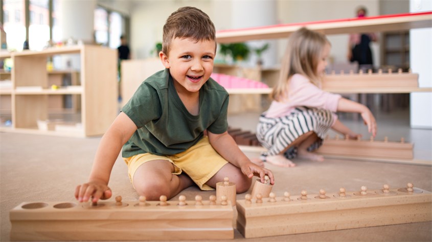 Trong lớp học Montessori trẻ được tự do đi lại và lựa chọn giáo cụ chúng muốn học. Nguồn ảnh: Canva pro