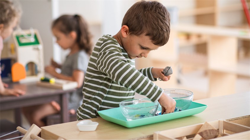 Các chương trình học tập của Montessori đều mang tính cá nhân hóa. Nguồn ảnh: Canva pro