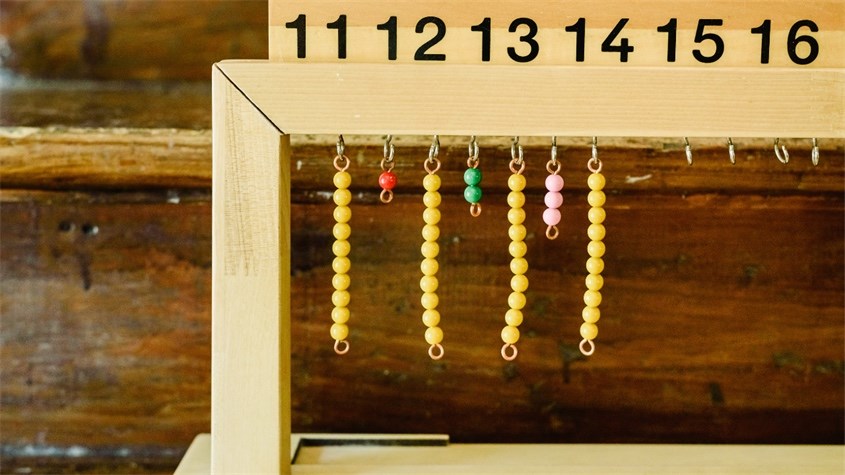 Giáo cụ Montessori giúp trẻ nhận thức về các con số một cách hiệu quả. Nguồn ảnh: Canva pro