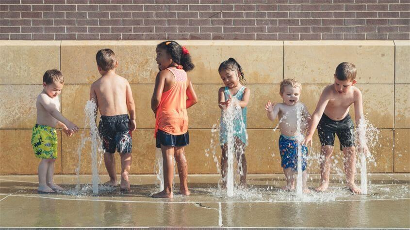 Vui đùa cùng nước giúp kích thích phát triển các giác quan của trẻ. Nguồn ảnh: Unsplash Vui đùa cùng nước giúp kích thích phát triển các giác quan của trẻ. Nguồn ảnh: Unsplash