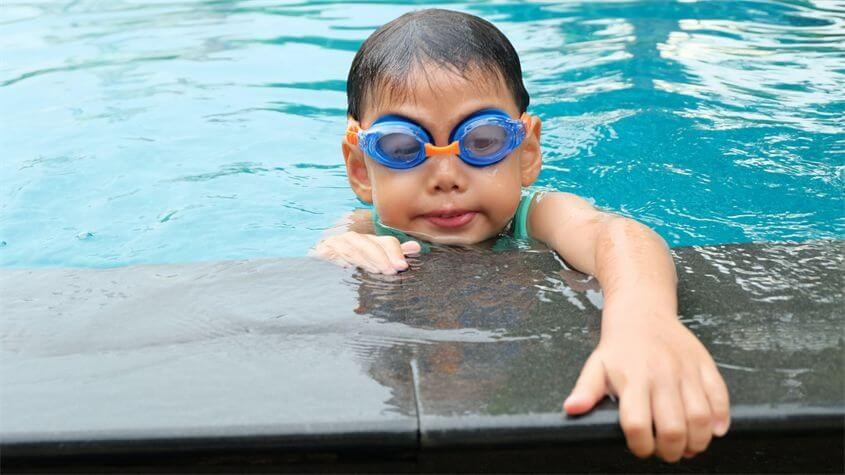 Trẻ nên học bơi ngay từ khi 1 tuổi để giảm tỷ lệ đuối nước. Nguồn ảnh: Pexels Trẻ nên học bơi ngay từ khi 1 tuổi để giảm tỷ lệ đuối nước. Nguồn ảnh: Pexels