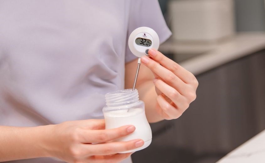 Kiểm tra nhiệt độ trước khi cho bé uống Kiểm tra nhiệt độ trước khi cho bé uống