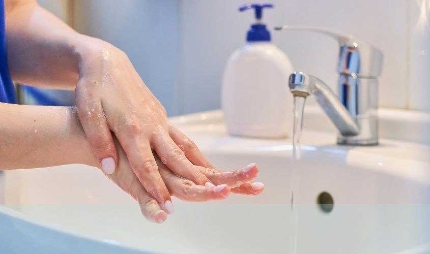 Rửa tay và vệ sinh dụng cụ pha sữa thật kĩ trước khi pha sữa cho bé