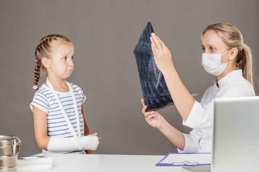 Ba mẹ nên đưa trẻ đến cơ sở y tế sau khi đã sơ cứu tạm thời. Ảnh: freepik Ba mẹ nên đưa trẻ đến cơ sở y tế sau khi đã sơ cứu tạm thời. Ảnh: freepik