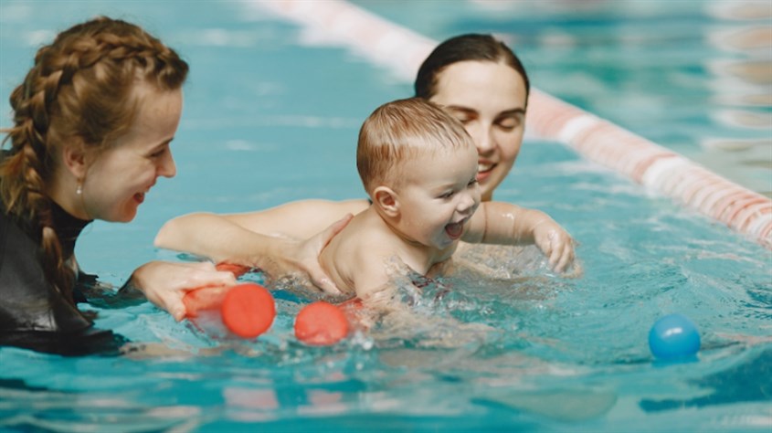 Bạn có thể thả vào hồ bơi một số đồ chơi an toàn để trẻ tăng sự thích thú khi dưới nước. Nguồn ảnh freepik Bạn có thể thả vào hồ bơi một số đồ chơi an toàn để trẻ tăng sự thích thú khi dưới nước. Nguồn ảnh freepik