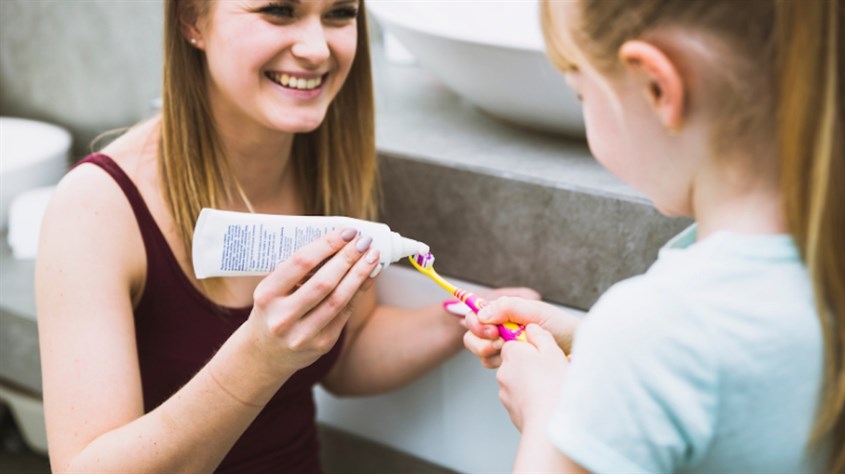 Cha mẹ hãy kiên nhẫn dạy con từng thao tác đánh răng. Ảnh Freepik