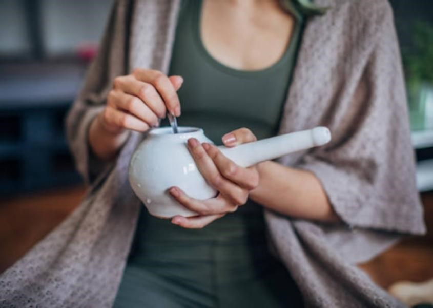 Bạn có thể thử dùng nước muối sinh lý hoặc bình rửa mũi Neti để cải thiện tình trạng nghẹt mũi trong thai kỳ. Nguồn: Getty Images.