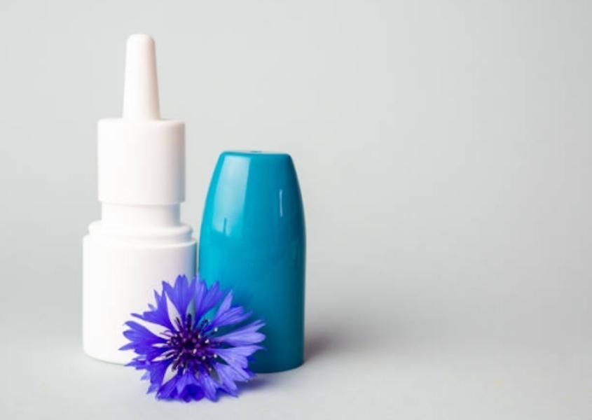 Sử dụng thuốc xịt mũi có thể an toàn hơn dùng thuốc thông mũi. Nguồn: Getty Images.